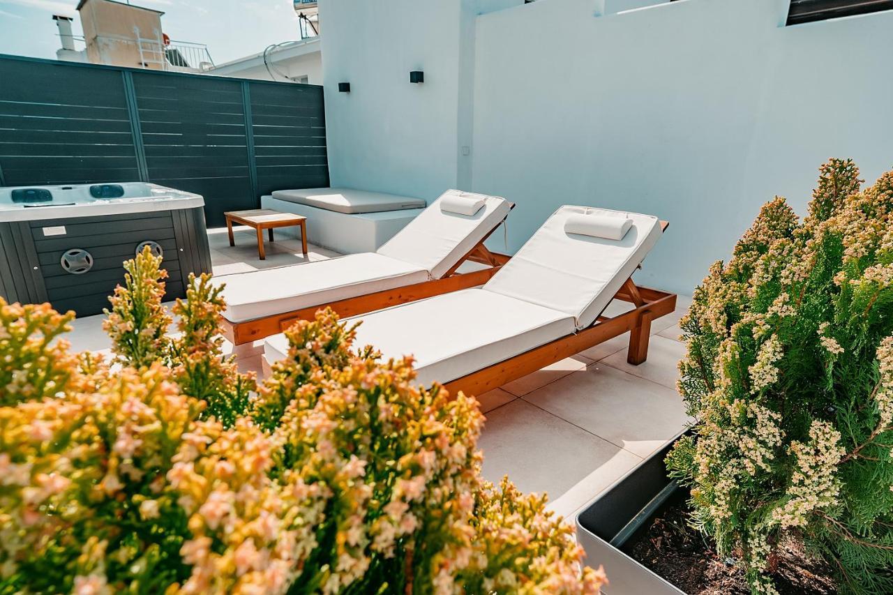 Suites With Magical View & Jacuzzi เอเธนส์ ภายนอก รูปภาพ