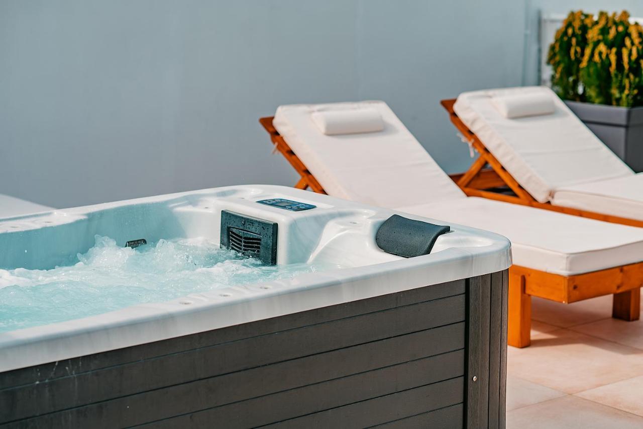Suites With Magical View & Jacuzzi เอเธนส์ ภายนอก รูปภาพ